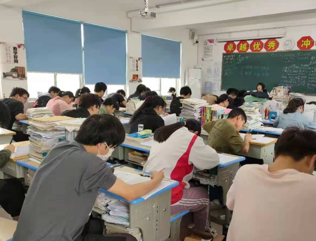 曾经上课得轮番运用设备现在每个班级都能同步展开试验 曾经上课得轮番运用设备现在每个班级都能同步展开试验
