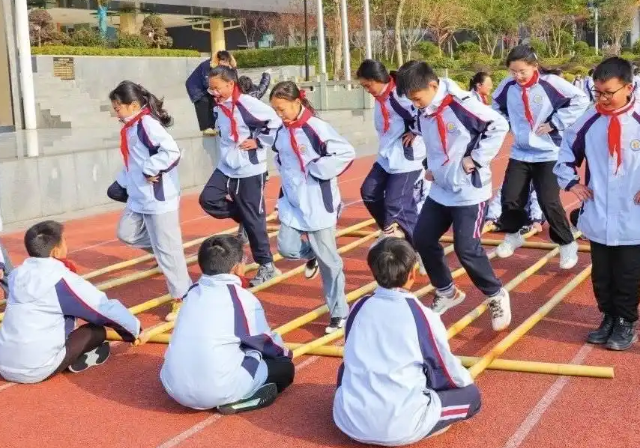 同时挖掘有爱好有潜力的孩子加入社团和