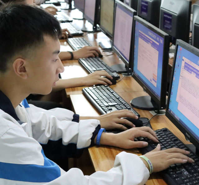 在课堂上学会评价AI信息的学生往往能更有效地利用AI进行学习